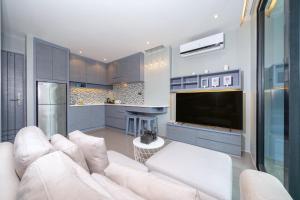 Relax & Recharge in Modern Comfort at the Hill View Citygate Suite L607 near Kamala Beach