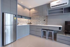 Relax & Recharge in Modern Comfort at the Hill View Tropics Kamala Suite CTG L607