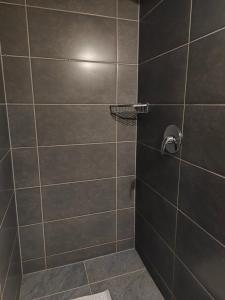 Neu Maisonette Haus jedes Zimmer mit eigenem Bad 7 Betten, Schlafen wie im Hotel mit Einbauküche