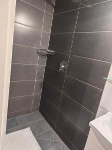 Neu Maisonette Haus jedes Zimmer mit eigenem Bad 7 Betten, Schlafen wie im Hotel mit Einbauküche
