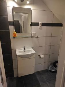 Neu Maisonette Haus jedes Zimmer mit eigenem Bad 7 Betten, Schlafen wie im Hotel mit Einbauküche