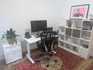 Spacious Ground Floor Elwood village Apartment one king bedroom and one large office