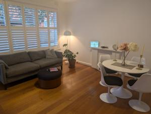 Spacious Ground Floor Elwood village Apartment one king bedroom and one large office