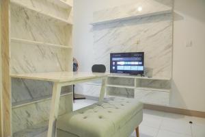 Well Furnished and Homey 2BR Tokyo Riverside PIK 2 Apartment By Travelio