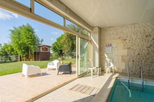 Maisons de vacances Gite de Groupe piscine interieure : photos des chambres