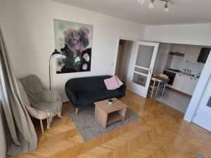 Apartment Mia - Two-Bedroom Apartment with Balcony and Sea View