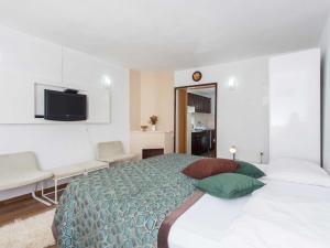 Apartments Djurkovic - Deluxe One-Bedroom Apartment with Balcony and Garden View