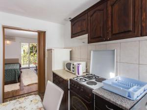 Apartments Djurkovic - Deluxe One-Bedroom Apartment with Balcony and Garden View