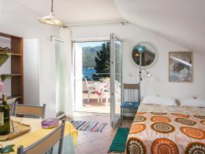 Apartments Tramonto - Studio Apartment with Balcony and Sea View