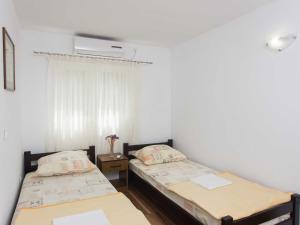 Apartments Djurkovic - Two-Bedroom Apartment with Shared Terrace and Sea View