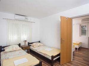 Apartments Djurkovic - Two-Bedroom Apartment with Shared Terrace and Sea View