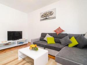 Villa Dalmatian Gem - Two-Bedroom Villa with Terrace and Swimming Pool