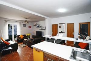 Holiday Home Odiseja- One Bedroom Apartment with Terrace and Sea View