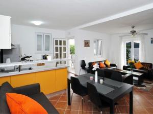 Holiday Home Odiseja- One Bedroom Apartment with Terrace and Sea View