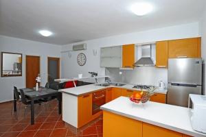 Holiday Home Odiseja- One Bedroom Apartment with Terrace and Sea View