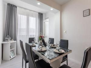 Apartment Jamblip - Two Bedroom Apartment with Balcony