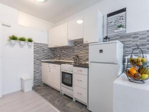 Apartment Jamblip - Two Bedroom Apartment with Balcony