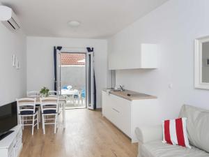 Apartments Villa Karmen - Comfort One-Bedroom Apartment with Terrace Marine