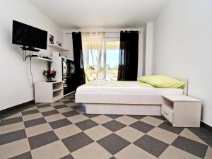 Apartments Gusti - Studio Apartment with Terrace and Sea View