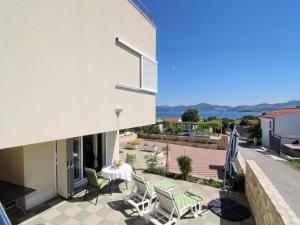 Apartments Gusti - Studio Apartment with Terrace and Sea View