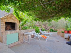 Getaway Beach House-One Bedroom Holiday Home with Terrace and Sea View