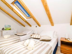 Apartments Knego - Two Bedroom Apartment with Balcony and Sea View