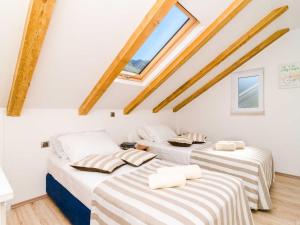 Apartments Knego - Two Bedroom Apartment with Balcony and Sea View