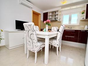 Apartments Gusti - Two-Bedroom Apartment with Balcony and Sea View