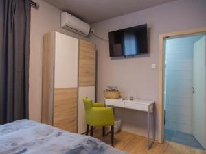 4 bedroom holiday home with pool