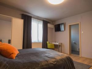 4 bedroom holiday home with pool