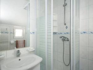 Berties Lodge - Standard Two Bedroom Apartment with Balcony and Sea view A0