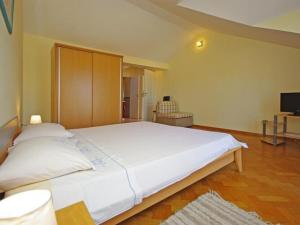 Apartments Villa Rose - Economy Studio with Sea View and shared Terrace A3 crveni