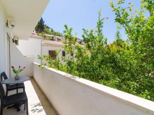 Apartments & Rooms Bari i - Studio Apartment with Balcony and Garden View First Floor -APT 9