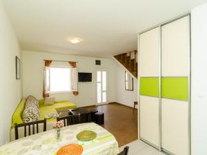 Holiday Home Jasenka Trstenik - Duplex One Bedroom Apartment with Terrace and Side Sea View