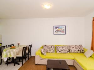 Holiday Home Jasenka Trstenik - Duplex One Bedroom Apartment with Terrace and Side Sea View