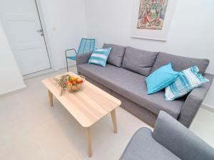 Holiday Home Rosemary-Three Bedroom Holiday Home with Terrace and Partial Sea View