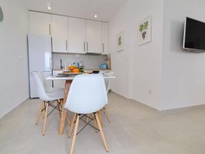 Holiday Home Rosemary-Three Bedroom Holiday Home with Terrace and Partial Sea View