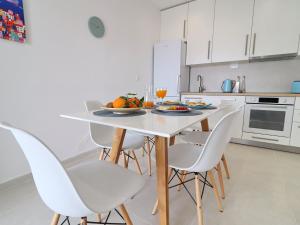 Holiday Home Rosemary-Three Bedroom Holiday Home with Terrace and Partial Sea View