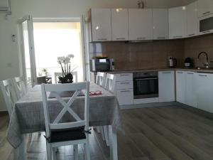 Apartment Villa Bijele Stijene - Two Bedroom Apartment with Terrace and Sea View