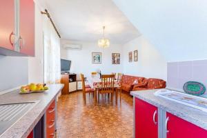 Apartment Mia-Three Bedroom Apartment with Sea View Terrace