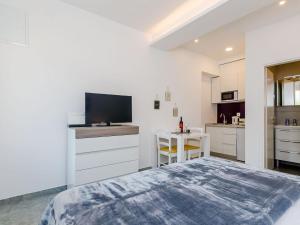 Apartments L&M - Studio Apartment with Terrace Vlahini