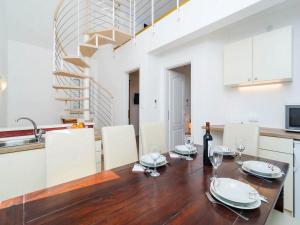 Villa Balarin - Five Bedroom Holiday Home with Terrace and City View