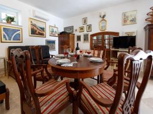 Villa Balarin - Five Bedroom Holiday Home with Terrace and City View