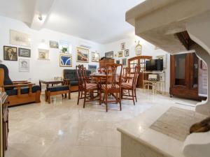 Villa Balarin - Five Bedroom Holiday Home with Terrace and City View