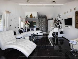 Apartment OM - One Bedroom Apartment with Balcony and Sea view