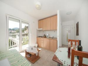 Berties Lodge - One Bedroom Apartment with Terrace and Sea View A2