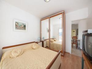 Berties Lodge - One Bedroom Apartment with Terrace and Sea View A2