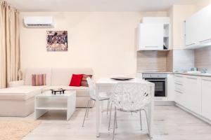 АТ apartment - Pool View