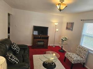 Comfy Getaway minutes from UBS Arena