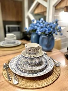 Pool View Room 333B Amani Grand Resort near Mactan Cebu Airport Free wifi, netflix, pool and gym house, 3mins to airport